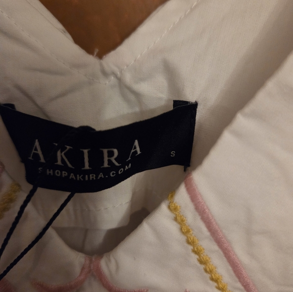 AKIRA WOMEN'S WHITE EMBROIDERED POINT COLLAR TOP SIZE Small NWT - Picture 3 of 3